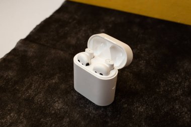 Parlak müzik kulaklıkları masanın üzerinde.