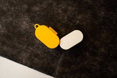 Parlak müzik kulaklıkları masanın üzerinde.