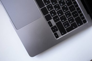 Çalışma, teknoloji ve makro fotoğrafçılık için şık bir laptop.