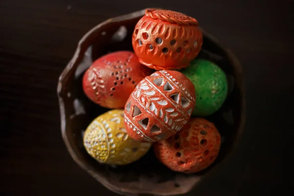 Яркие Пасхальные Яйца Корзине — стоковое фото