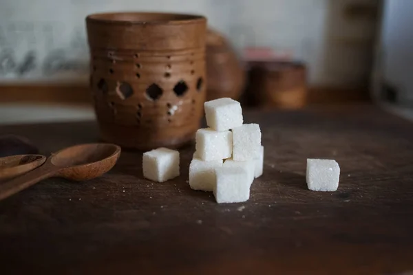 Cukier Kostkach Rozrzucony Stole Kuchennym — Zdjęcie stockowe