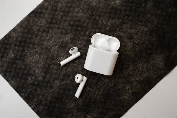 Parlak müzik kulaklıkları masanın üzerinde.