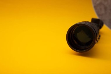 Sarı arka planda silahlar için görüş.