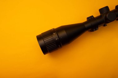 Sarı arka planda silahlar için görüş.