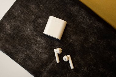 Parlak müzik kulaklıkları masanın üzerinde.