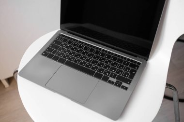 Çalışma, teknoloji ve makro fotoğrafçılık için şık bir laptop.