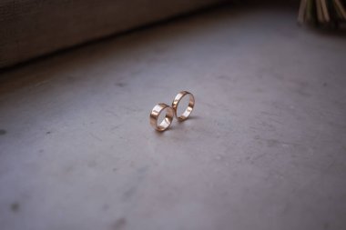 Altın alyanslar, eşleştirilmiş.