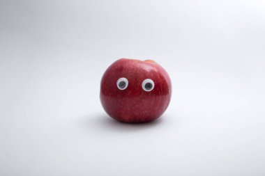 Gözleriyle komik kırmızı elmalar