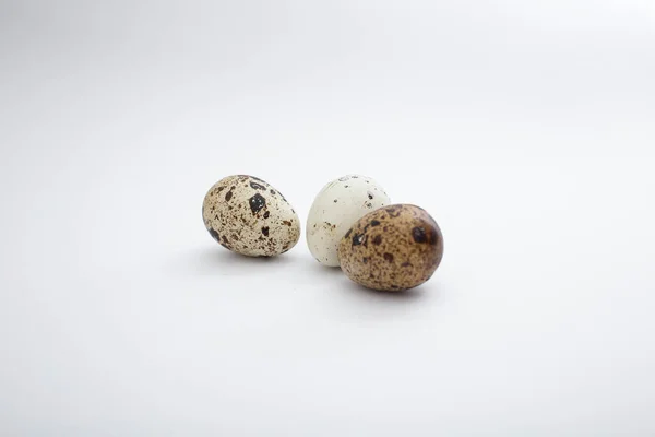 Перепелиные Яйца Лежат Белом Фоне — стоковое фото