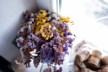 Bir buketteki parlak çiçekler, çeşitli renkler.