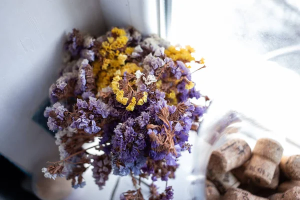 Bir buketteki parlak çiçekler, çeşitli renkler.