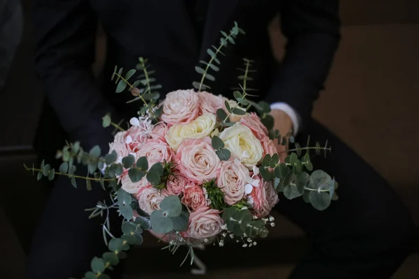 Hombre Sosteniendo Ramo Boda —  Fotos de Stock