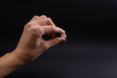 Arka planda haplar, vitaminler, makro ilaçlar var.