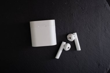 Beyaz kablosuz kulaklıklar, müzik dinlemek için modern teknoloji.