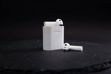 Beyaz kablosuz kulaklıklar, müzik dinlemek için modern teknoloji.