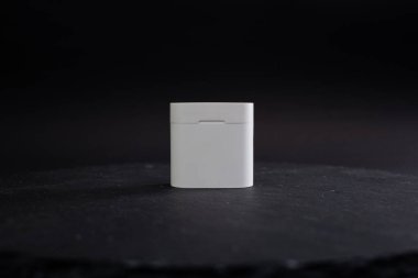 Beyaz kablosuz kulaklıklar, müzik dinlemek için modern teknoloji.
