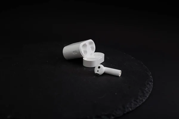 Auriculares Inalámbricos Blancos Tecnología Moderna Para Escuchar Música —  Fotos de Stock