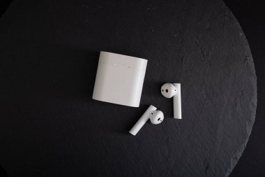 Beyaz kablosuz kulaklıklar, müzik dinlemek için modern teknoloji.