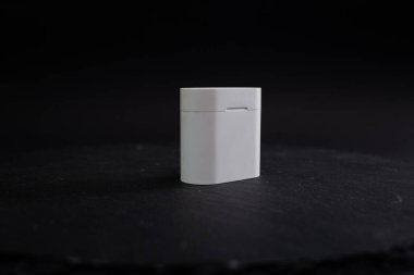 Beyaz kablosuz kulaklıklar, müzik dinlemek için modern teknoloji.