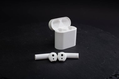 Beyaz kablosuz kulaklıklar, müzik dinlemek için modern teknoloji.