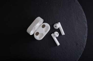 Beyaz kablosuz kulaklıklar, müzik dinlemek için modern teknoloji.