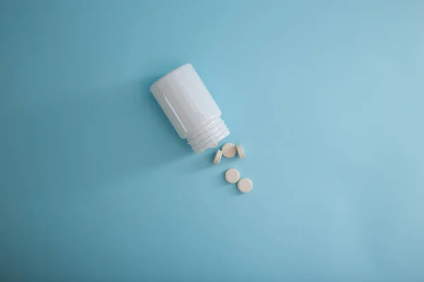 Embalagem Médica Pílulas Fundo Azul Uma Cura Para Doença — Fotografia de Stock