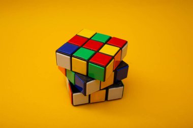 Sarı arka planda parlak rubik küp