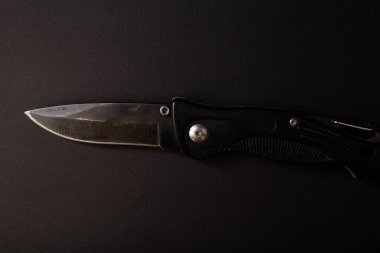 Arka planda siyah av bıçağı var.