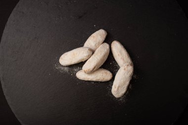 Pudra şekerli beyaz kurabiyeler