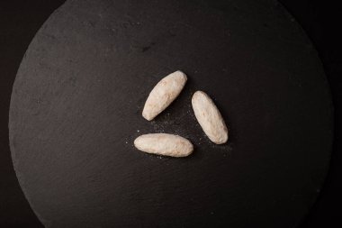 Pudra şekerli beyaz kurabiyeler