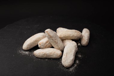 Pudra şekerli beyaz kurabiyeler