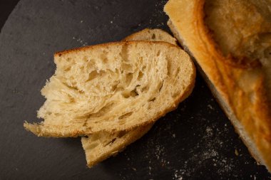 Siyah arkaplanda pişmiş beyaz ekmek.