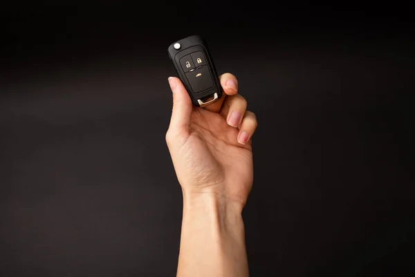 Chica Sosteniendo Las Llaves Del Coche Mano — Foto de Stock