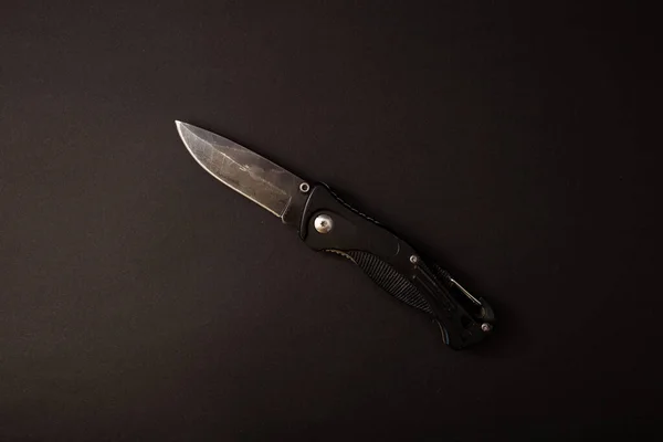 Arka planda siyah av bıçağı var.