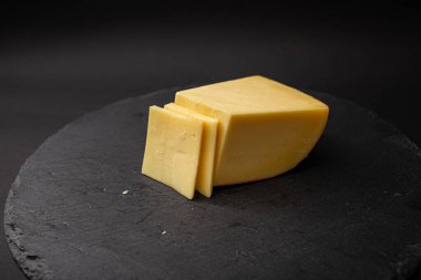 Tabakta büyük bir parça peynir