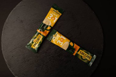 Jacobs kahve çubukları arka planda yatıyor.