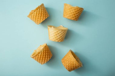 Parlak mavi arkaplanda gofretler