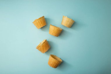 Parlak mavi arkaplanda gofretler