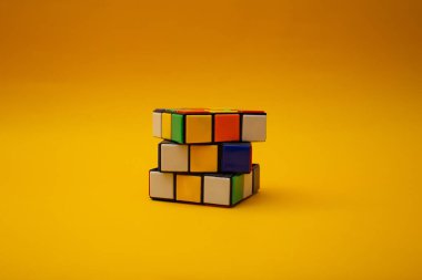 Sarı arka planda parlak rubik küp