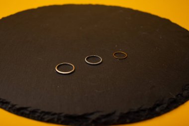 Siyah bir stantta altından mücevherler