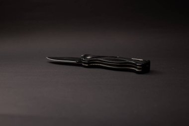 Arka planda siyah av bıçağı var.