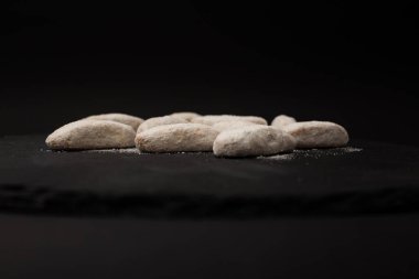 Pudra şekerli beyaz kurabiyeler