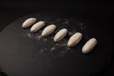 Kurabiyeler, lezzetli pastalar, pudra şekeri.