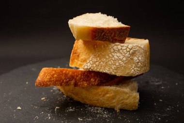 Yumuşak, bembeyaz ekmek içinde gözenekli