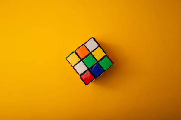 Sarı arka planda parlak rubik küp