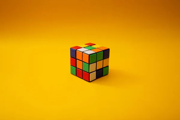 Sarı arka planda parlak rubik küp