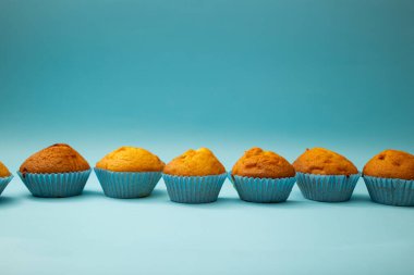 Mavi arka planda mavi ambalajlı parlak kekler