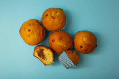 Mavi arka planda mavi ambalajlı parlak kekler