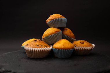 Siyah arka planda sulu kekler, şekerleme, fırın