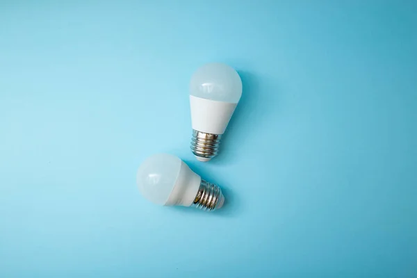 Mavi arkaplanda beyaz ampul